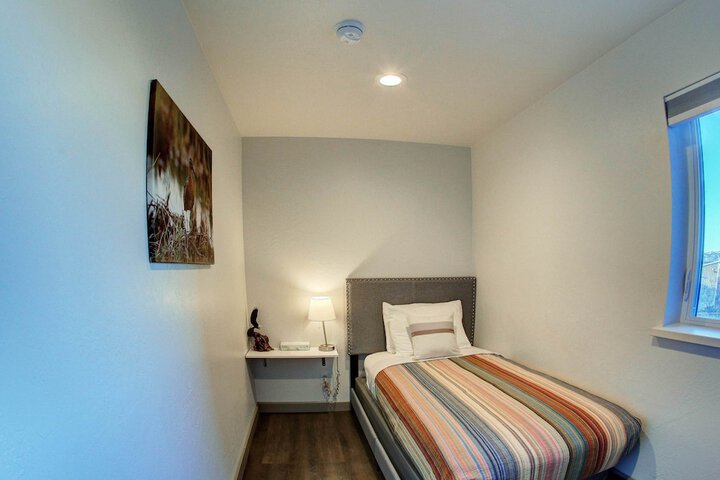 Room 122 of 183