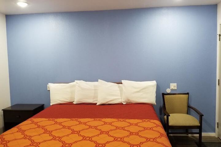 Room 13 of 18
