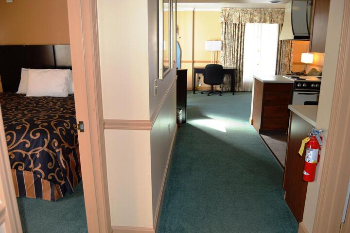 Hollow Inn & Motel