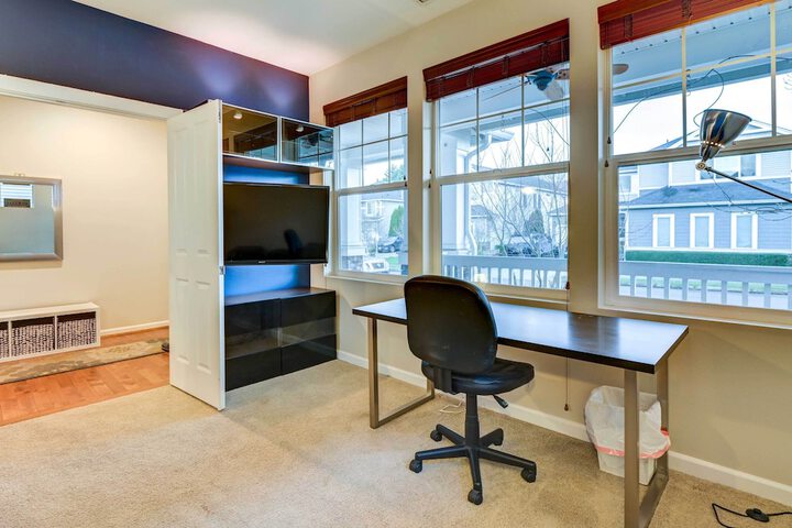 Spacious Kent Home Near Seatac Airport w / Patio