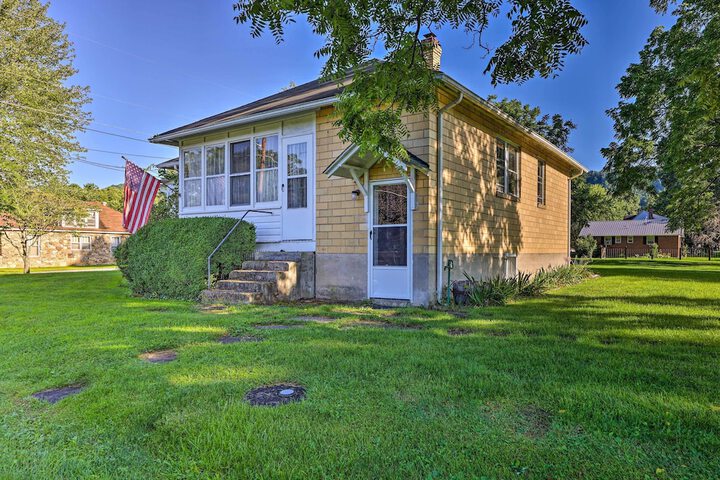 Family-friendly Marlinton Home: Walk Downtown!