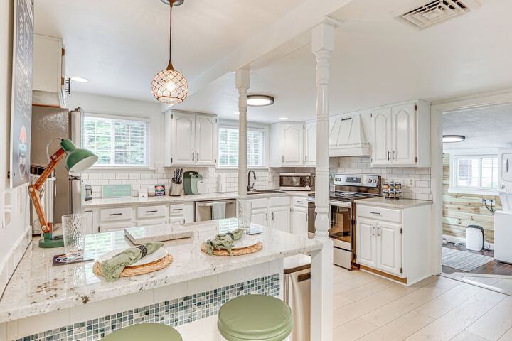 Family Home w / Hot Tub: 1/2 Mi to Lake Milton