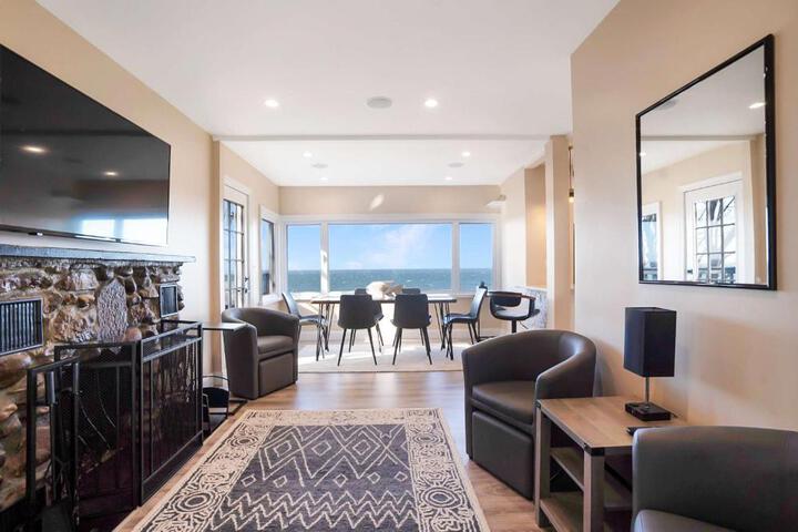 Coastal Retreat: Waterfront Deck, Awesome Views