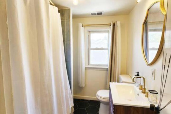 Chic Spacious Apt Near Attractions / Food/EWR/NYC
