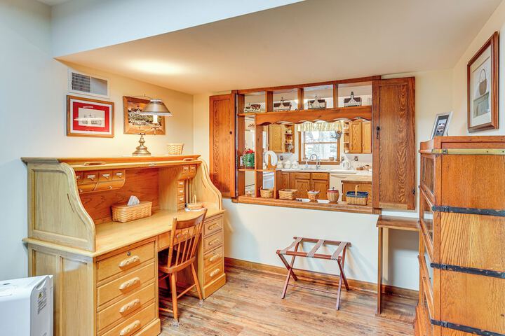 Charming Apartment w / Yard & Beautiful Gardens!