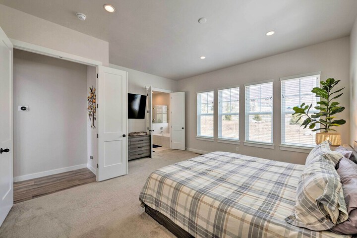 Inviting Hideout Townhome w / Balcony & Lake Views!