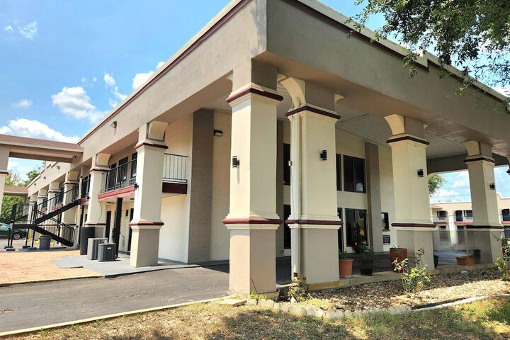 Days Inn by Wyndham San Marcos