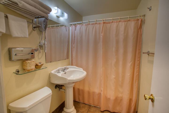 Room 9 of 16