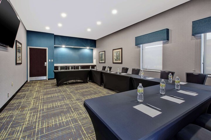 Hampton Inn & Suites Cleveland-Airport / Middleburg Heights
