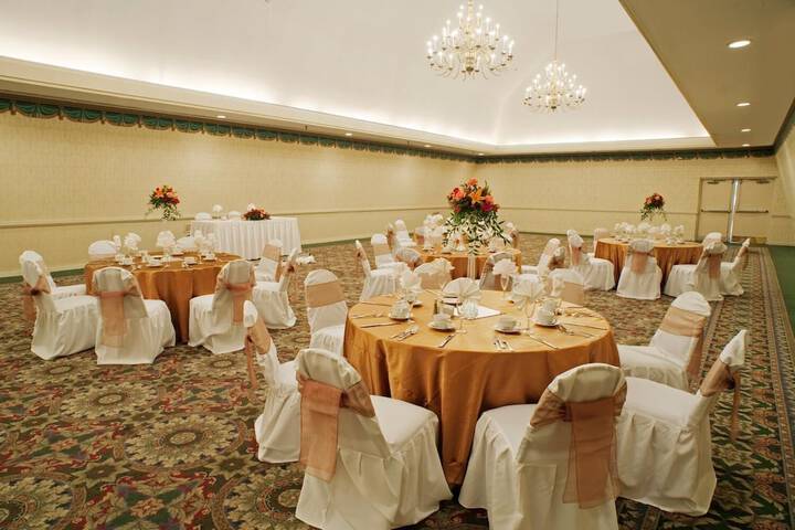 Ballroom/Hall 23 of 32