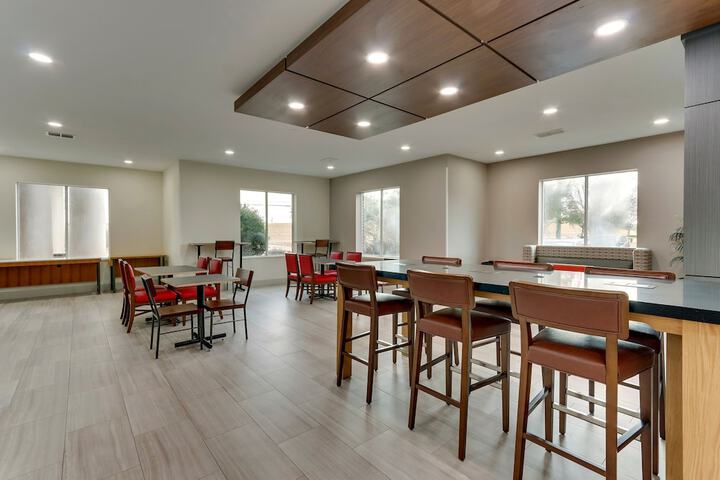 Holiday Inn Express & Suites Waxahachie by IHG