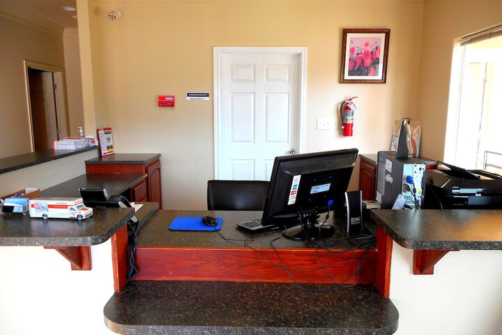 Crossroads Inn & Suites