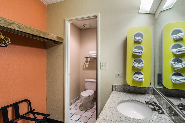 Room 12 of 34