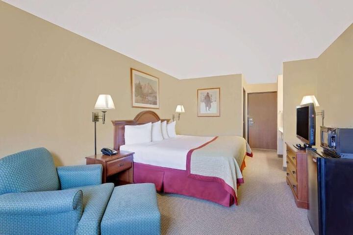 Pinedale Hotel & Suites