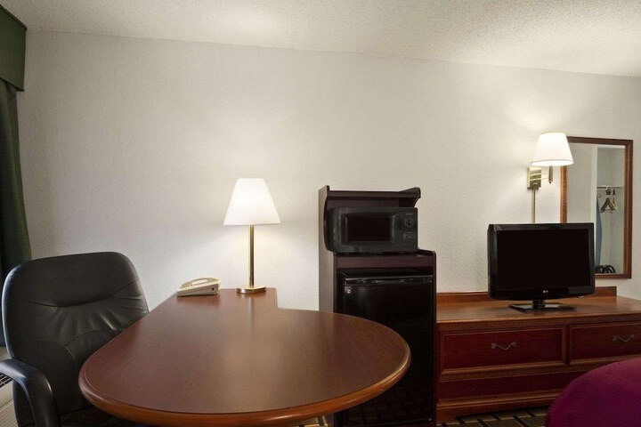 Room 6 of 16