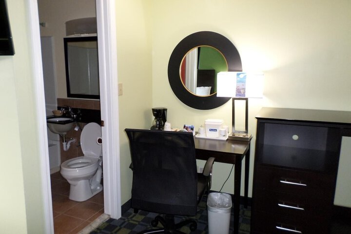 Travelodge by Wyndham Cleveland Lakewood