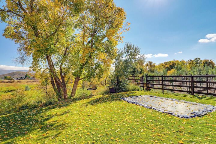 Midway Mountain Farmhouse: Hot Tub Golf & Hiking