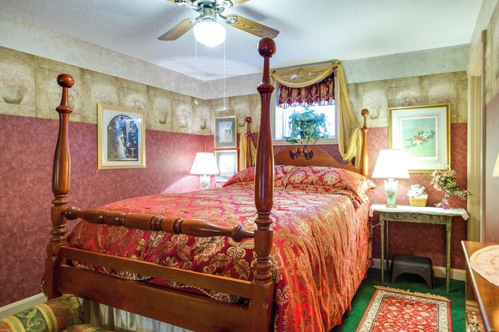 Large & Private Guest House Apt w / Patio + Views!