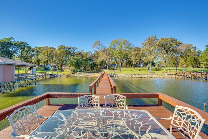 Waterfront Lake Fork Getaway w / Dock Access