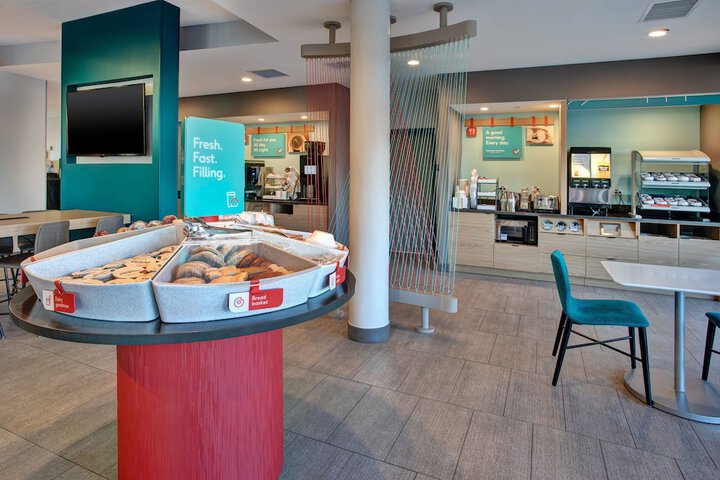 avid hotel Detroit Warren by IHG