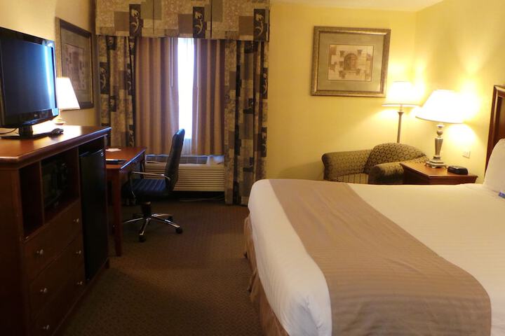 Baymont by Wyndham Arlington at Six Flags Dr