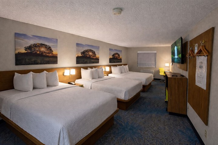 Days Inn by Wyndham Sturgis