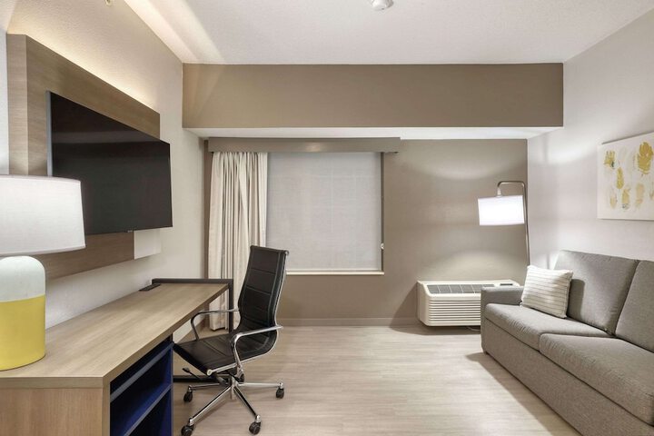 Room 25 of 83