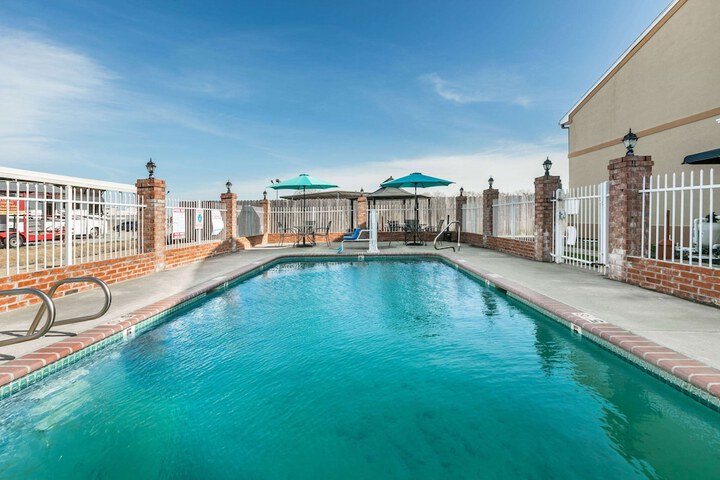 Pool 4 of 12