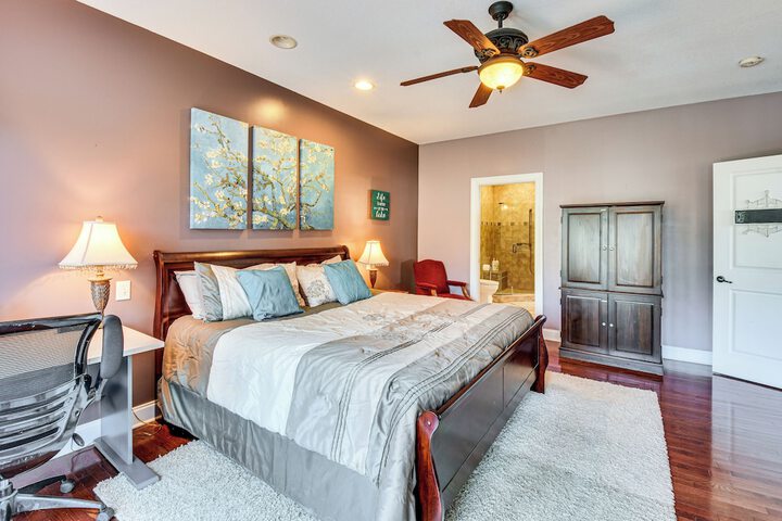 Waterfront Getaway w / Fire Pit + Game Room!