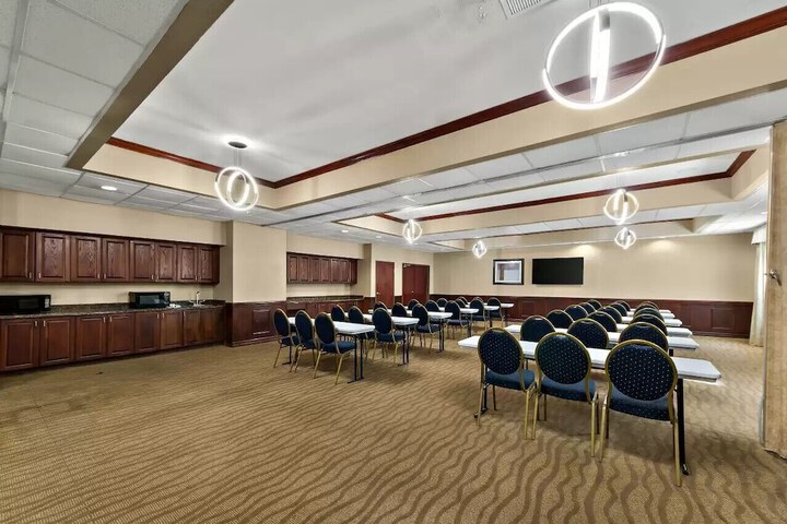 Business Center 28 of 30