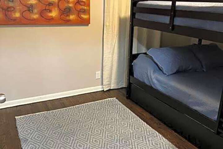 Modern & Cozy 2 bedroom home near downtown Shawnee