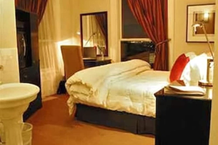 Room 21 of 37