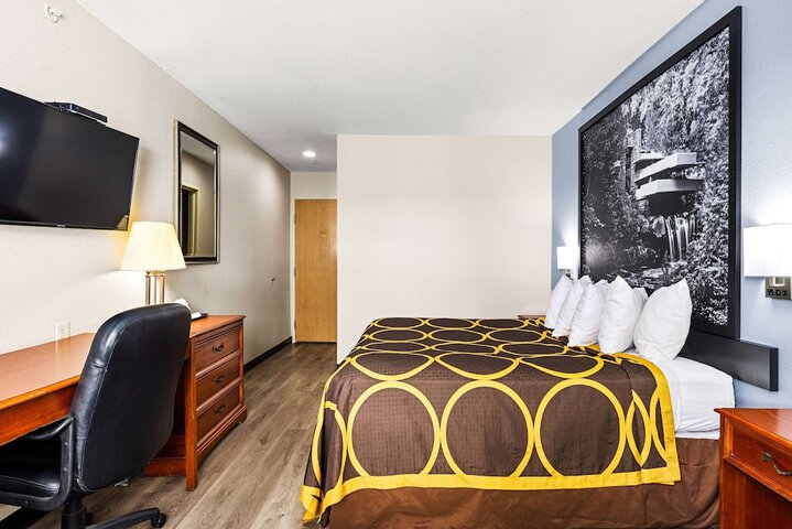 Super 8 by Wyndham Pittsburgh / Monroeville