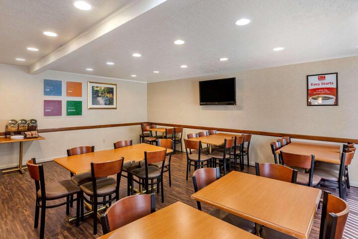 Econo Lodge Inn & Suites