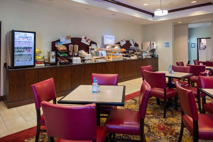 Holiday Inn Express Hotel & Suites Pittsburg by IHG
