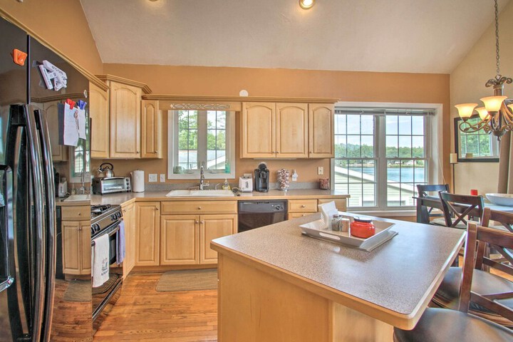 Waterside Haven on Milton Pond w / Deck & Boat Dock