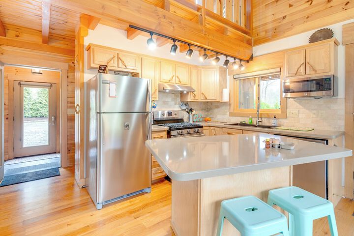 Sawyers Cabin w / Hot Tub in Blue Ridge Mtns!