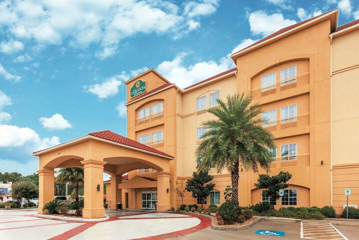 La Quinta Inn & Suites by Wyndham Houston Bush Intl Airpt E
