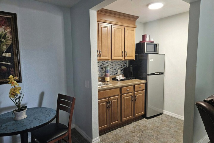 Ocairns Inn & Suites