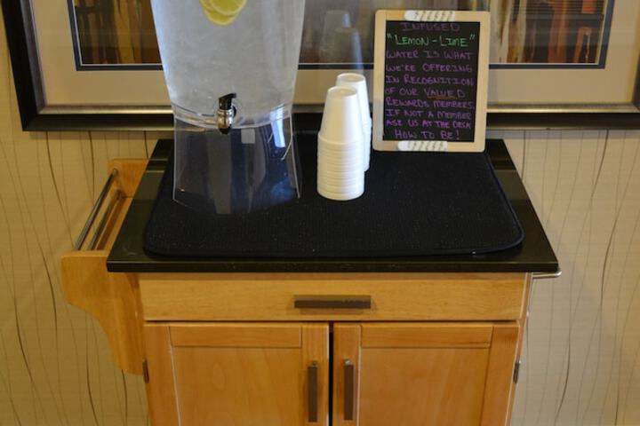 Holiday Inn Express & Suites Lancaster by IHG
