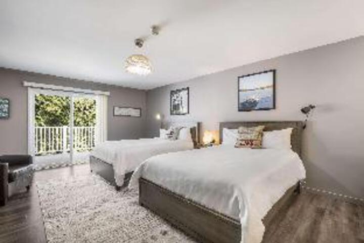 Room 4 of 8