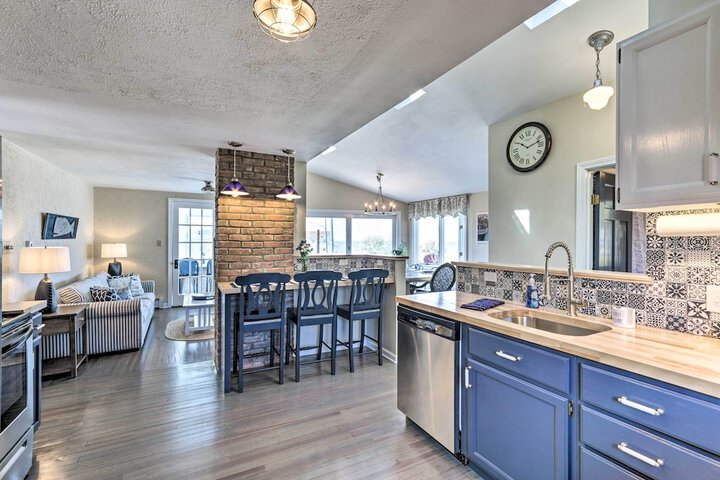 Westbrook Home w / Ocean Views - Walk to Beach