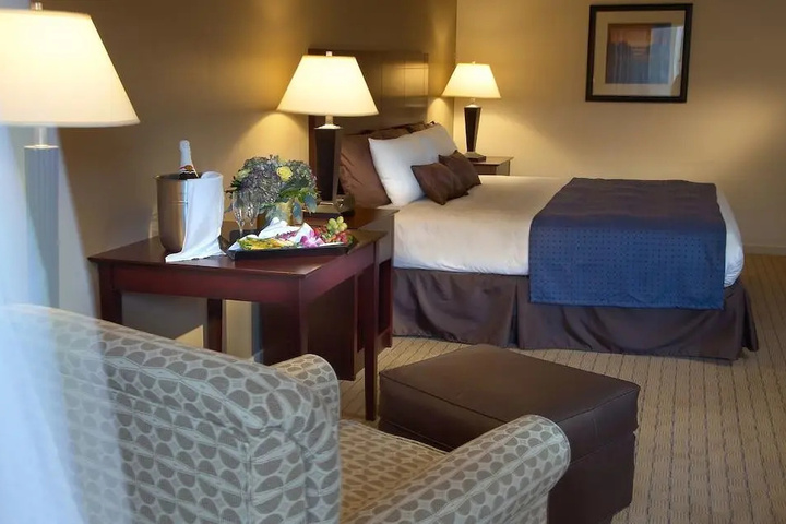 NICHOLS VILLAGE HOTEL AND SPA