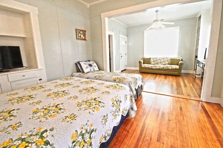 Peach Tree Inn & Suites