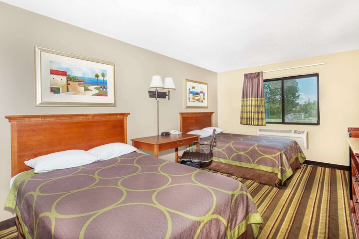 Super 8 by Wyndham Tilton / Lake Winnipesaukee