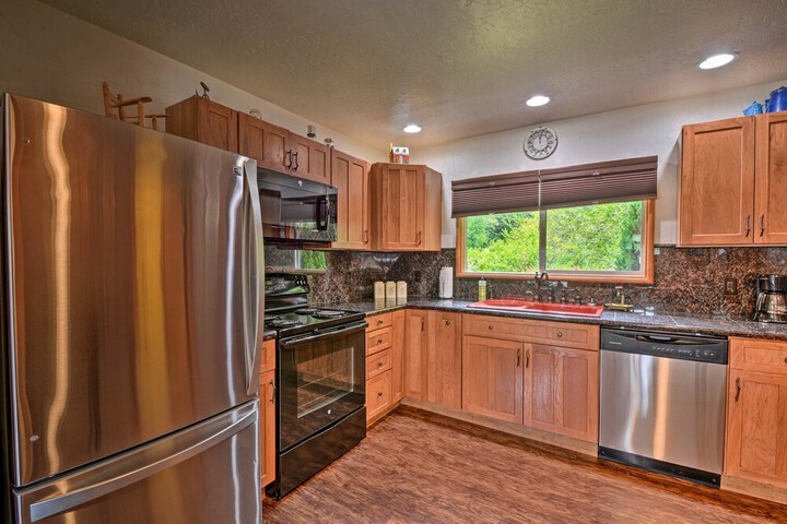 Gold Beach Apartment w / Activities - 2 Mi to Ocean