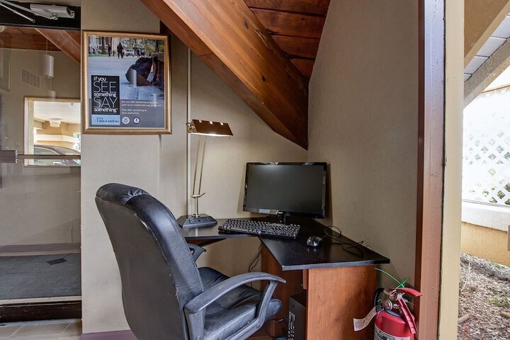 Business Center 22 of 23