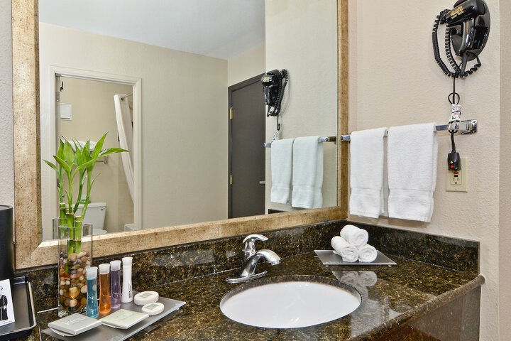 Clackamas Inn & Suites