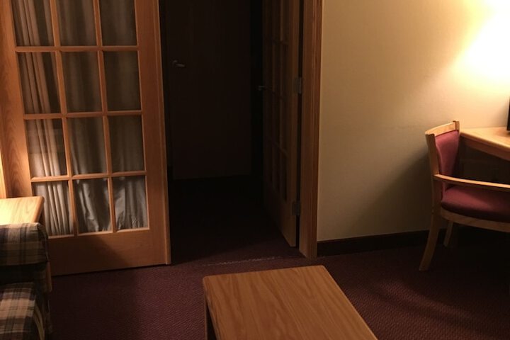 Moose Lake Lodge & Suites