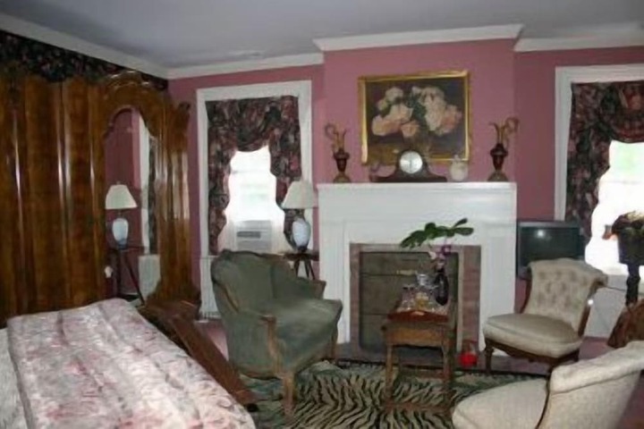 Room 35 of 104